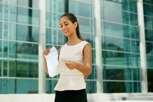 Jonge zakenvrouw ontslaat haar baan scheuren Contract — Stockfoto