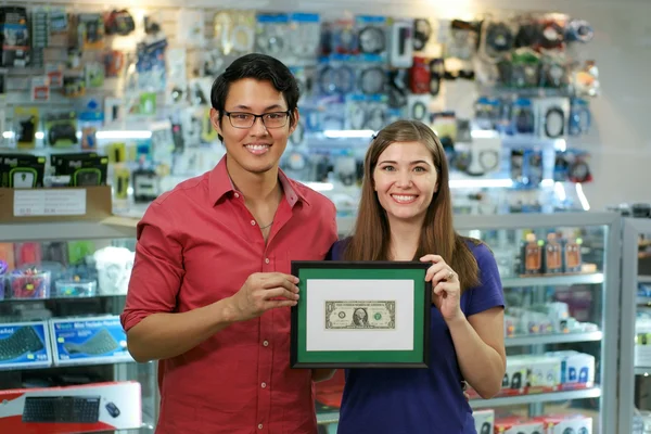 Retrato de proprietários de lojas felizes mostrando primeiro dólar ganhando — Fotografia de Stock