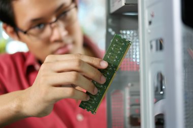 Çinli adam Pc bilgisayar mağazasında Reparing portresi