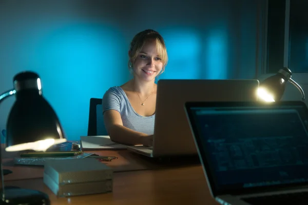 Διακοσμήτρια ευτυχισμένη γυναίκα που εργάζεται στον υπολογιστή αργά το βράδυ — Φωτογραφία Αρχείου