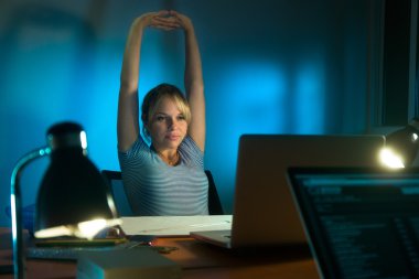Gece geç saatlerde PC üzerinde çalışan yorgun kadın iç tasarımcı
