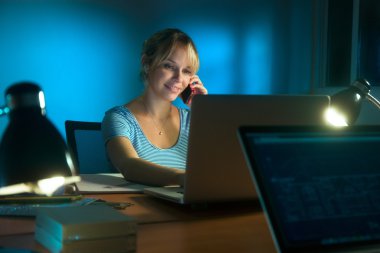 Kadın iç tasarımcı gece geç saatlerde çalışan telefon