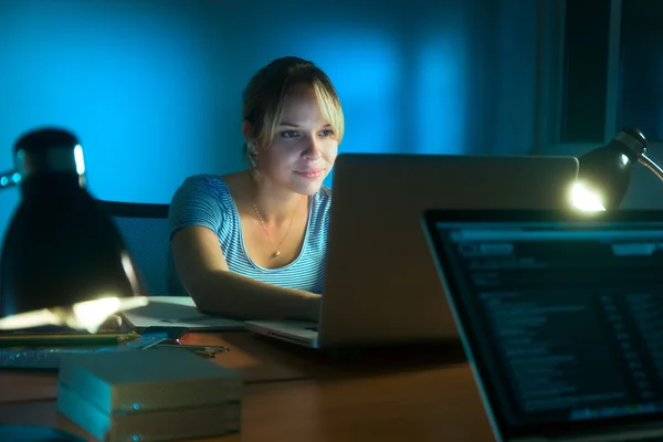 Vrouw schrijven op sociaal netwerk met Pc laat in de nacht — Stockfoto