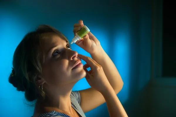 Mulher com olhos cansados aplicando colírio colírio colírio — Fotografia de Stock