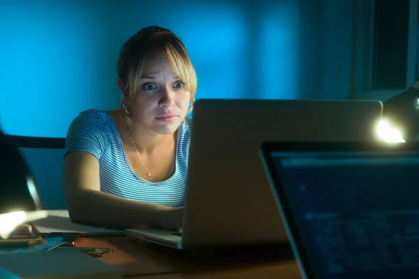 Mujer leyendo aterrador mensaje en la red social tarde en la noche — Foto de Stock