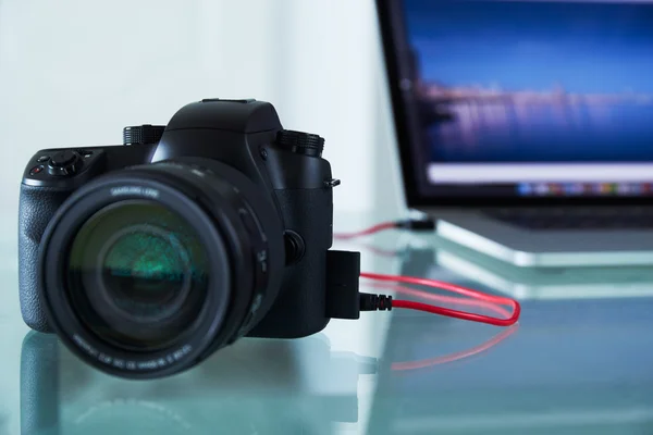 Câmera fotográfica DSLR amarrada ao computador portátil com cabo USB — Fotografia de Stock