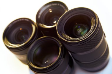 Beyaz arka plan üzerinde izole Dslr lensler stüdyo çekim