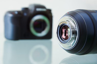 Dslr fotoğraf makinesi ve hala objektif masa üzerinde closeup 