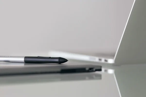 Stylus Pen і графічний планшет для роботи цифрового дизайну — стокове фото