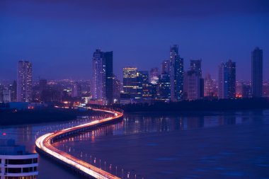 Panama City gece manzarası görünümü trafik araçların karayolu üzerinde