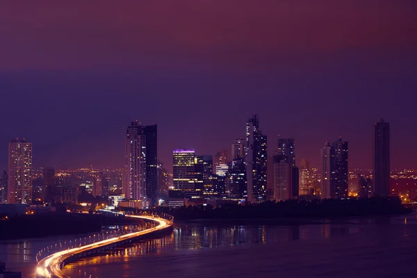 Panama city night skyline mit autoverkehr auf autobahn — Stockfoto