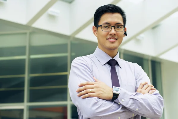 Uomo d'affari con smartwatch e dispositivo vivavoce Bluetooth — Foto Stock