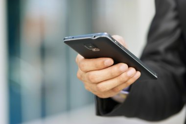 Phablet akıllı telefon tutarak ve e-posta izlemek iş adamı