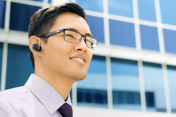 Geschäftsmann mit Bluetooth-Freisprecheinrichtung — Stockfoto