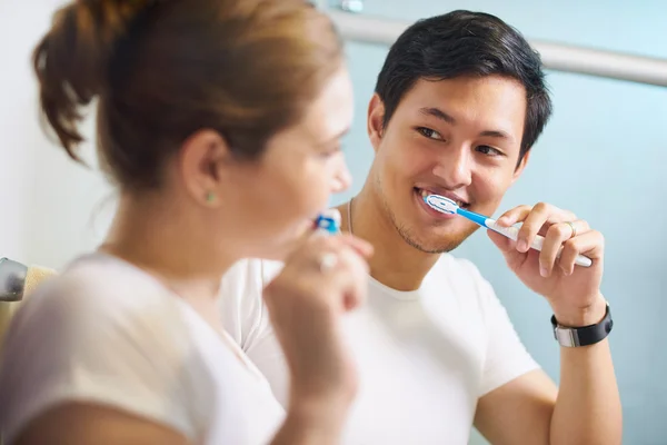 Koppel met tandenborstel Man en vrouw samen tanden wassen — Stockfoto
