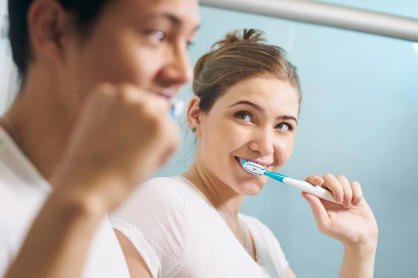 Pareja limpia dientes hombre y mujer juntos en baño — Foto de Stock