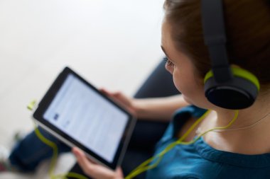 Kadın yeşil kulaklık ile Podcast müzik Tablet Pc dinler