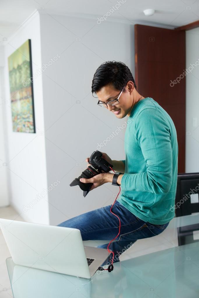 Asian Man Tethering DSLR To Laptop PC Downloading Photo — Stock