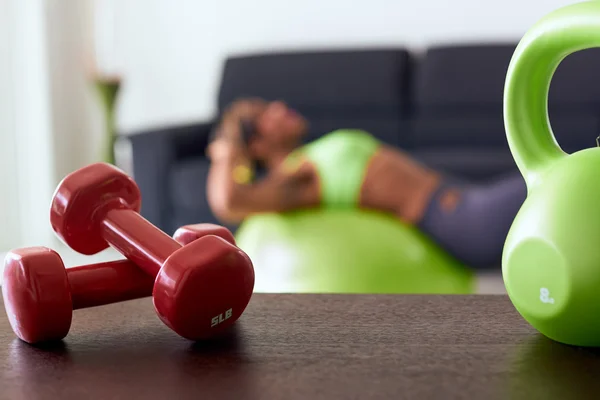 Home Fitness Pesi rossi sul tavolo e donna Addestramento Abs — Foto Stock