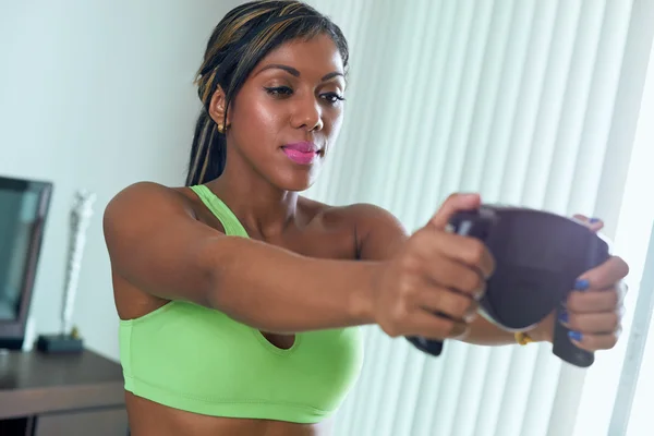 Černá sportovec žena opatření tělesného tuku s elektronickým zařízením — Stock fotografie