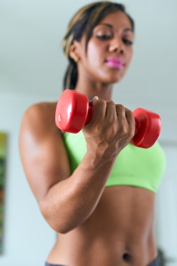 Ev Fitness siyah kadın eğitim pazı ağırlıkları ile