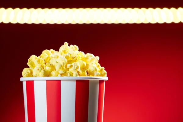 Schüssel gefüllt mit Popcorn für Filmabend mit Textspace — Stockfoto