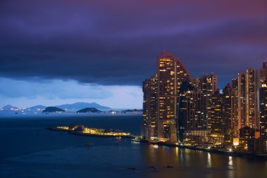 Panama City Trump Ocean Club gökdelen geceleri