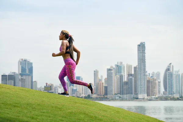 Γυναίκα τρέξιμο και γυμναζόμαστε το πρωί στην πόλη — Φωτογραφία Αρχείου