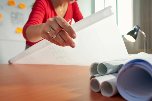 1 junger Architekt College-Student macht Hausaufgaben Zeichnung Plan — Stockfoto