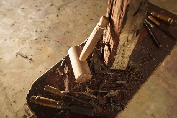 Sculpteur en bois ciseau marteau et outils de travail en atelier — Photo
