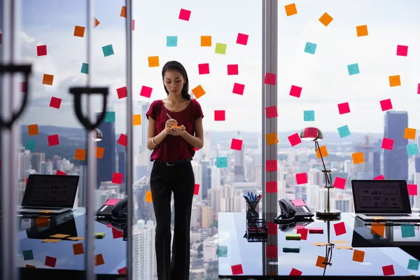 Persona ocupada escribiendo muchas notas adhesivas en una ventana grande —  Fotos de Stock