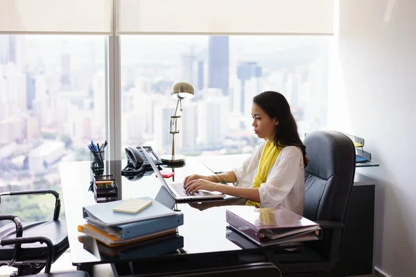 Mujer de negocios Secretario escribiendo en el ordenador portátil en la oficina —  Fotos de Stock