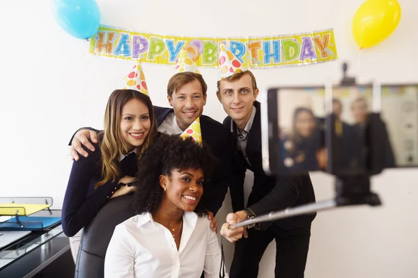 Mensen uit het bedrijfsleven Selfie met telefoon op te nemen op Office feestje — Stockfoto