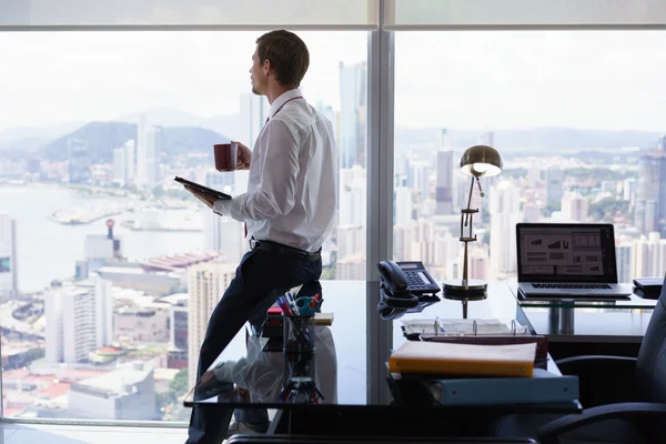 Business Man Reading News Revista de Prensa En Tablet PC — Foto de Stock