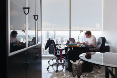 Sinirli iş adam yazma kağıt mektup ofis