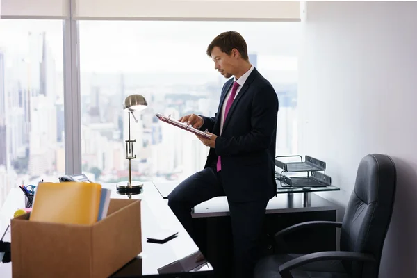 Apenas contratado gerente homem de negócios se move para novo escritório — Fotografia de Stock