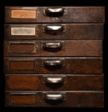 Tahta dolapta tipografi için kurşun harfler var.