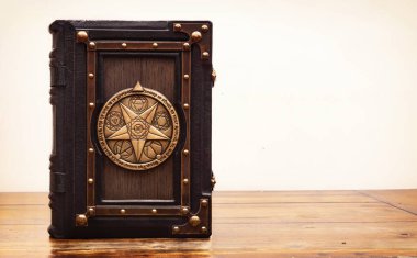 Süslü çerçeveli ve metal köşeli eski moda mor deri kitap.