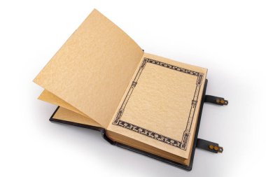 Süslü çerçeveli ve metal köşeli eski moda mor deri kitap.