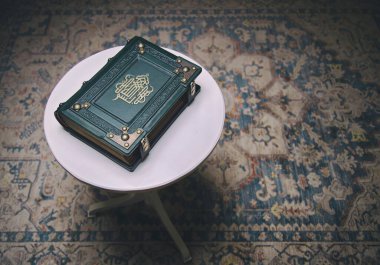 Ön kapağında yaldızlı el yazısı olan yeşil deri kitap masaya uzanırken ele geçirildi. İngilizce çevirisi: 