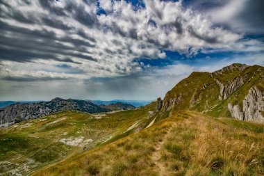 Şiddetli yağmur bulutları dağ zirvelerinin üzerinden geçer. Fotoğraf Karadağ 'da çekildi, Durmitor ulusal bölümü, dağ geçidi Skrcko Zdrijelo.