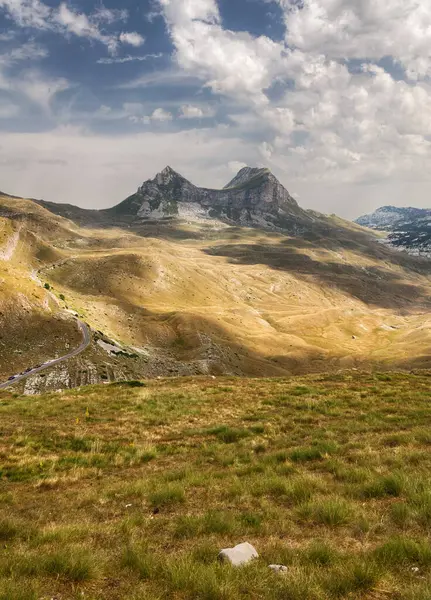Şiddetli yağmur bulutları dağ zirvelerinin üzerinden geçer. Görüntü Karadağ 'da, Durmitor' un ulusal kesiminde, Zlijeb Dağı 'nda çekildi.