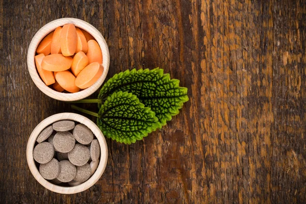 Varias medicinas homeopáticas con hojas verdes —  Fotos de Stock