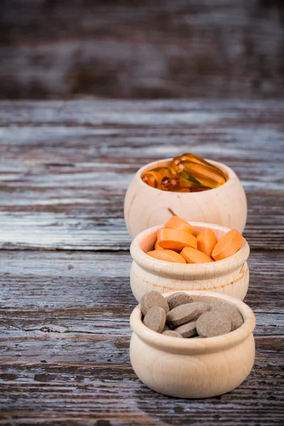 Verschiedene Biotabletten in Holzbehältern — Stockfoto