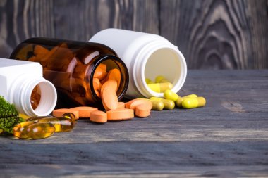 Çeşitli ilaçlar ve kapsayıcılar yeşil yaprakları ile