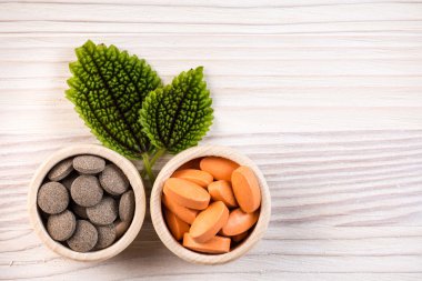 Yeşil yaprakları ile kaplarda homeopatik ilaç 