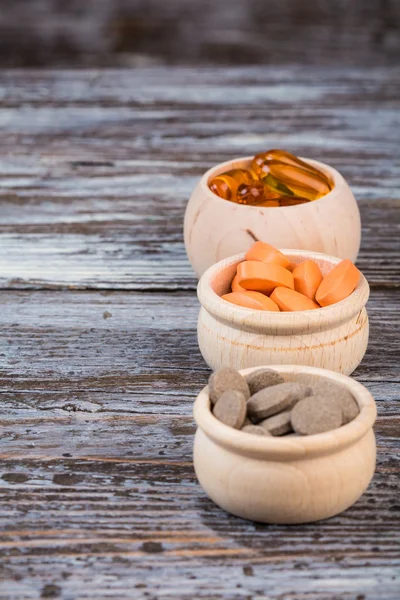 Pastillas homeopáticas en envases de madera en el escritorio —  Fotos de Stock