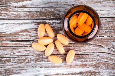 Hapları grunge ahşap masa üzerinde cam kap içinde