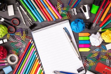 Ahşap masanın üzerinde grup ofis malzemeleri