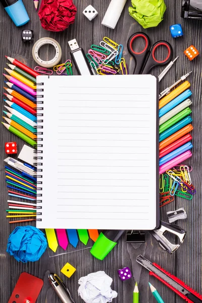 Bando de lápis e outros materiais de escritório — Fotografia de Stock